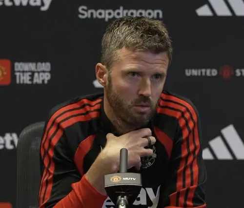 Michael Carrick Manchester United touchline October 2026